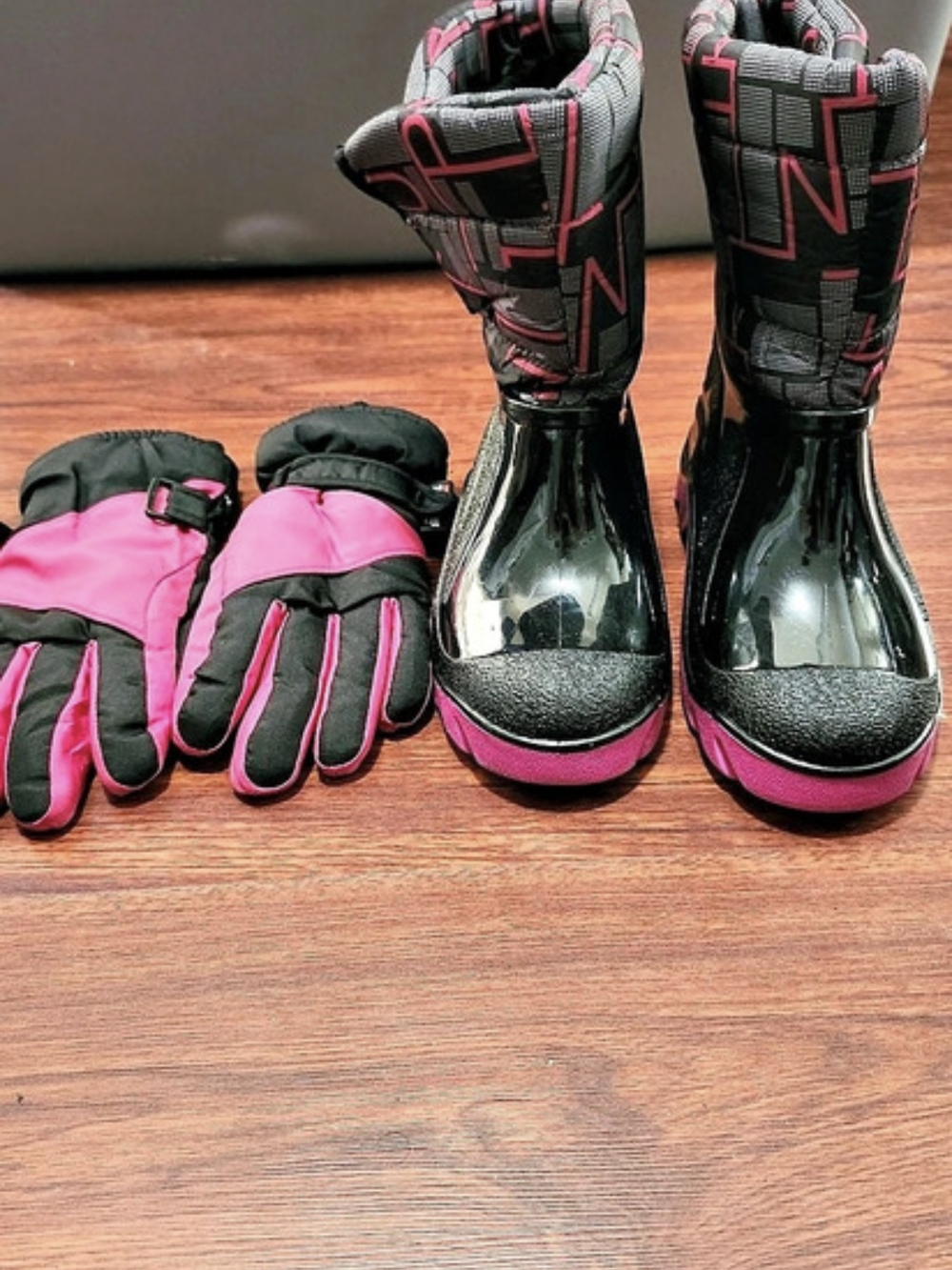 Thinsulate Kids Black & Pink Snow Boots with Gloves